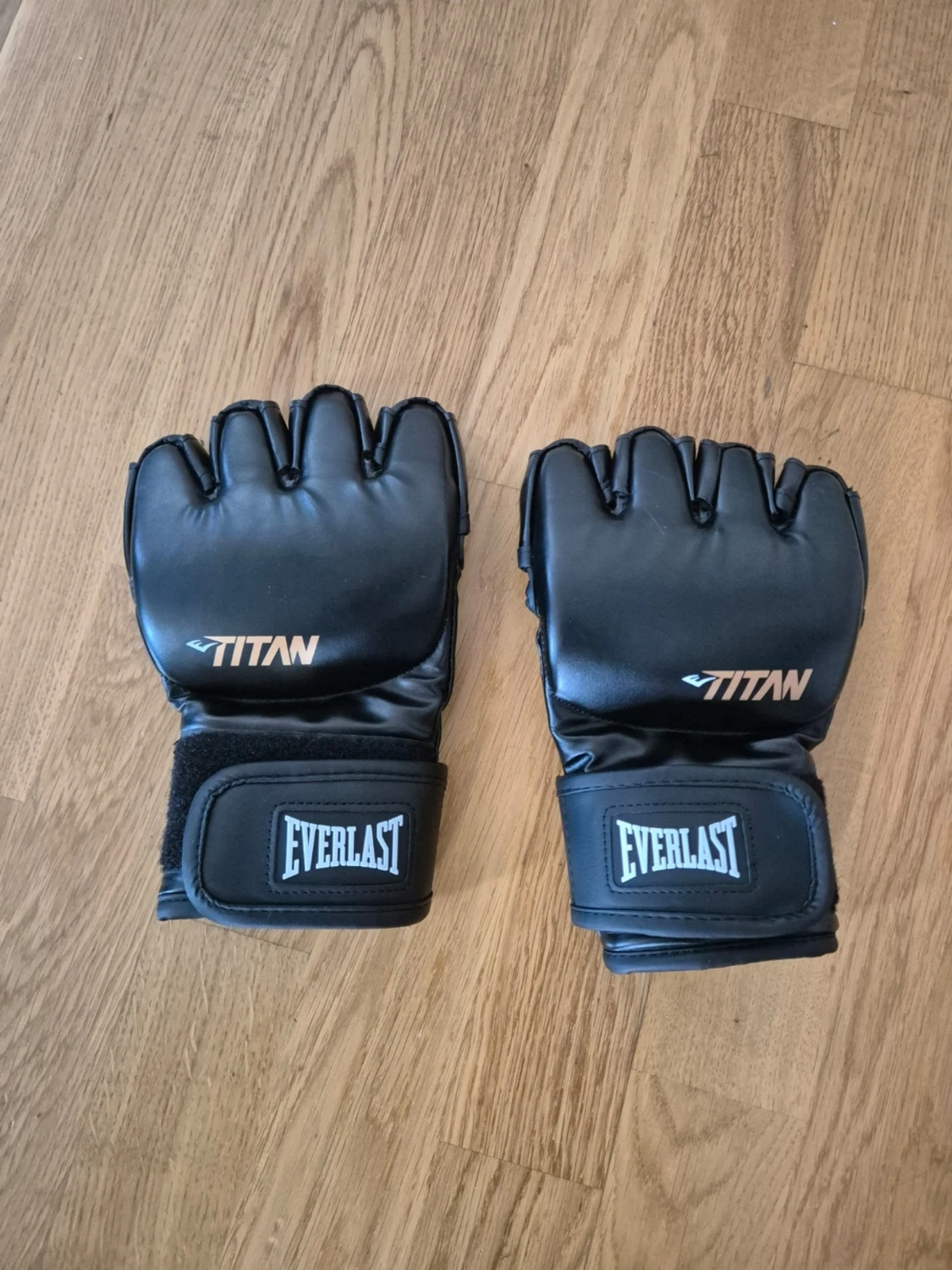 Svarta Everlast MMA-handskar