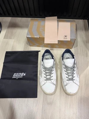 Golfen hoodie  - Dags att sälja dessa populära golden goose dojorna! Storlek:42! Mått:27cm! Skick: Dessa är i använtskick och tecken på slitningar förekommer! Vid minsta fundering kontakta oss ✔️