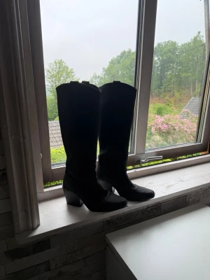 Stövlar  - Snygga svarta stövlar, Klassisk spetsig tå och stilren design, perfekta för att lyfta din outfit. Lite slitna vid tårna (se bilder) där av ett billigare pris. (Ny pris ca 1000) storlek 37  