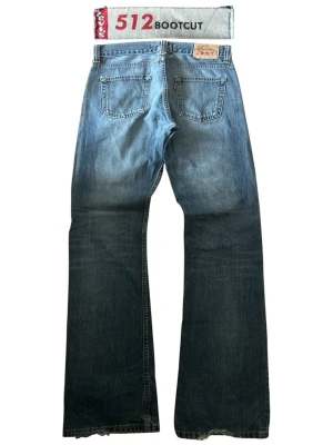 Levi 512 Bootcut - Levi Jeans, 512 Bootcut. Storlek 34x36. Bra skick förutom suddig lapp där bak. Midja: 44cm Längd: 116cm Innerben: 90cm Benöpppning: 25cm Skriv om ni undrar någonting 📲