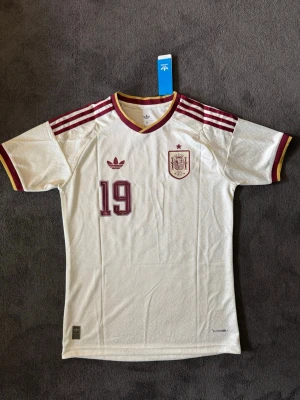 Spanien Vm 26/27 Lamine Yamal 19 Player edition  - Fotbollströja med Lamine Yamal på ryggen. Tröjan är helt ny med tagg kvar och i perfekt skick. Storlek M. Perfekt för dig som är supporter, samlar på fotbollströjor eller vill ha en snygg tröja till träning och vardag.                                                                ⚪️ Helt ny med tagg                                  ⚪️Skickas inom 24 timmar Vid intresse eller frågor är det bara att skicka 👍