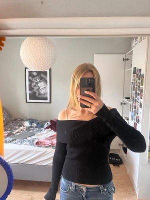 Ribbad off-shoulder tröja 🖤 - Jättefin off shoulder tröja från H&M!⭐️Mycket stretchiga så passar förmodligen en storlek upp också 💘 Finns fler bilder att få om det vore intressant!