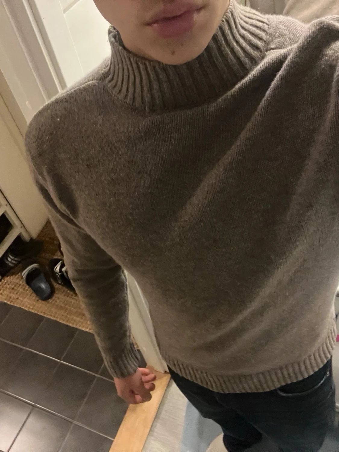 Grå stickad tröja med hög krage - 4