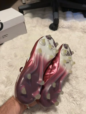 Adidas Copa Sense fotbollsskor Elite  - Säljer ett par stilrena Adidas Copa Sense+ fotbollsskor i metallic vinrött med vita detaljer och klassiska tre ränder på sidan. Skorna är FG. Läder. ELITE. 