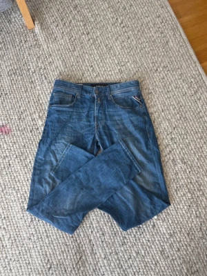 Blå jeans från Replay - Säljer ett par härliga replay Jeans, Brallorna är knappt använda, och har ett väldigt gött material, Hör gärna av er vid funderingar. 🙌 Priset kan diskuteras 📦🌟💸