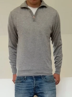 Grå Stenströms cardigan ull - Grå stenströms Merino ull cardigan i bra skick. Sitter i strl S och och hör gärna av er vid frågor elr funderingar!!