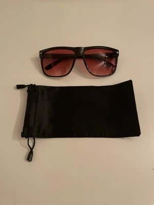 R@yban liknande solglasögon - Tjena! Säljer nu dessa feta solglasögonen. Dem är nästan identiska med Rayban, form, färg och kvalité. Enda skillnaden är att dessa inte har någon Rayban logga, vilket är det man betalar för annars. Skicka ett pm vid intresse, skicka bud. 
