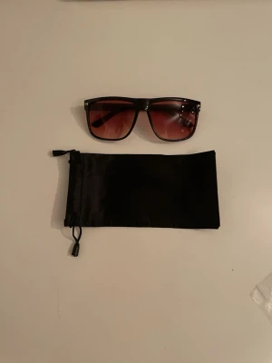 R@yban liknande solglasögon - Tjena! Säljer nu dessa feta solglasögonen. Dem är nästan identiska med Rayban, form, färg och kvalité. Enda skillnaden är att dessa inte har någon Rayban logga, vilket är det man betalar för annars. Skicka ett pm vid intresse, skicka bud. 