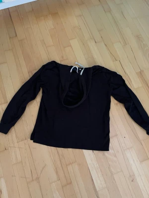 Svart hoodie från Ralph Lauren - Svart hoodie med stor vit Polo-logga på bröstet. Klassisk huva och knappar vid halsen. Perfekt för en avslappnad och sportig stil. Andvänts 3-4 gånger 