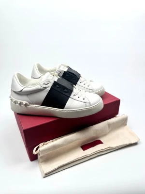 Valentino Open - Valentino Open. Storlek 36,5. Skick 9/10. Nypris ca 7700kr. Box och dustbag ingår. 100% autentiska.