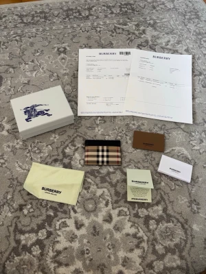 Burberry Plånbok - Med alla tillbehör - Mängdrabatt finns! Ju fler plagg du köper, desto bättre pris kan jag ge!