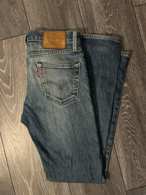 Levi's blå raka jeans - Blå Straight-fit jeans från Levis med Riktigt snygg fade. Originalpriset är 1049kr, mitt pris är 449kr men är ej hugget i sten ✅ Modellen är 511 och Storleken är W29 L32. Bara att skriva vid minsta fundering 💭 