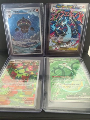 Fyra Pokémon samlarkort i plastfickor - Säljer fyra Pokémon samlarkort: Claydol, Mega Charizard X EX, Maractus och Serperior GX. Korten har färgstarka illustrationer och ligger i genomskinliga plastfickor. Perfekt för dig som gillar att samla eller spela Pokémon TCG.