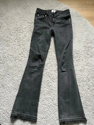 Svarta bootcut jeans - Säljer ett par svarta bootcut jeans. Storleken är full lenght Small. De är sprättade längst ner