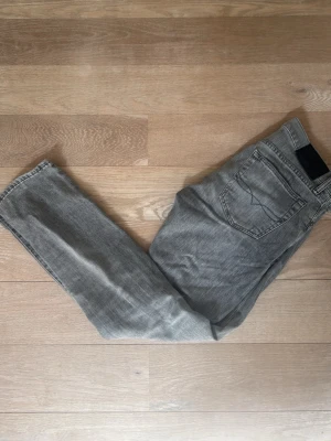Grå Ralph Lauren Sullivan Slim - Snygga grå slim fit jeans med klassisk femficksdesign och svarta detaljer vid linningen. Jeansen har en tvättad look. Perfekta för en avslappnad och trendig stil. W30 L32