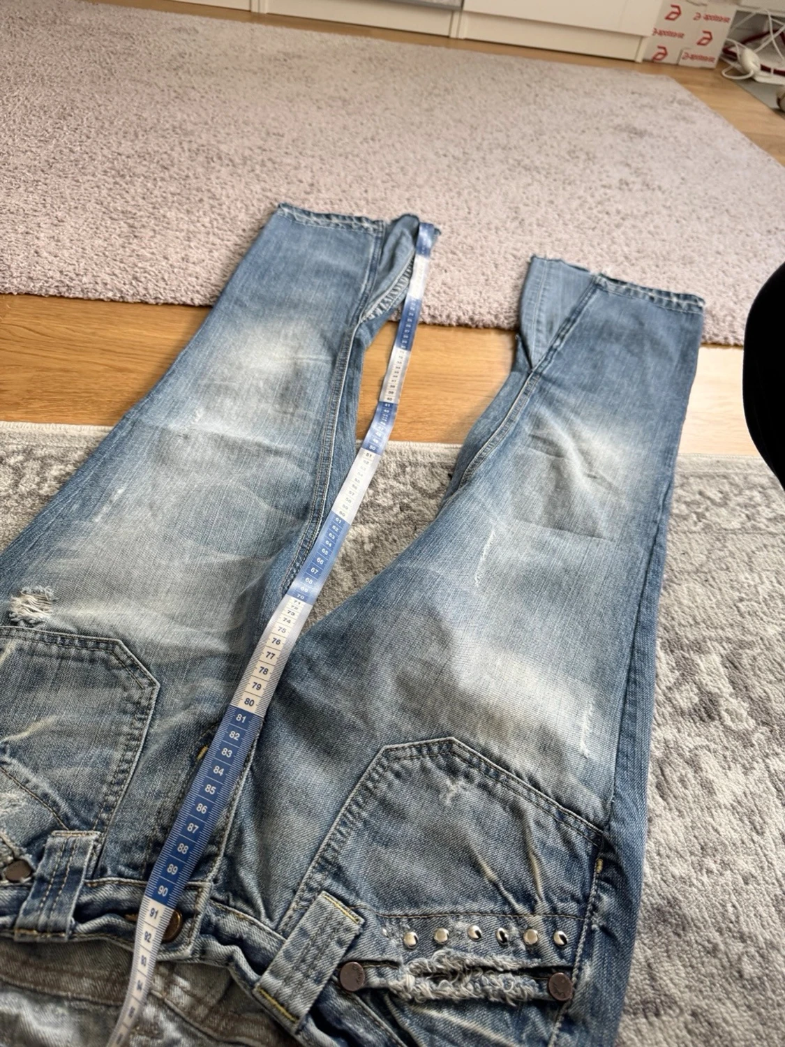 Blå bootcut jeans med nitar - 6