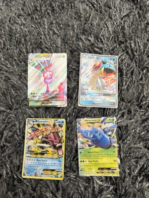 Pokémonkort VMAX och EX/GX - Fyra Pokémonkort: Butterfree VMAX, Lapras GX, M Gyarados EX och Heracross EX. Totalt värde ca 6000 kr, mitt pris 4999 kr vid snabb affär! 