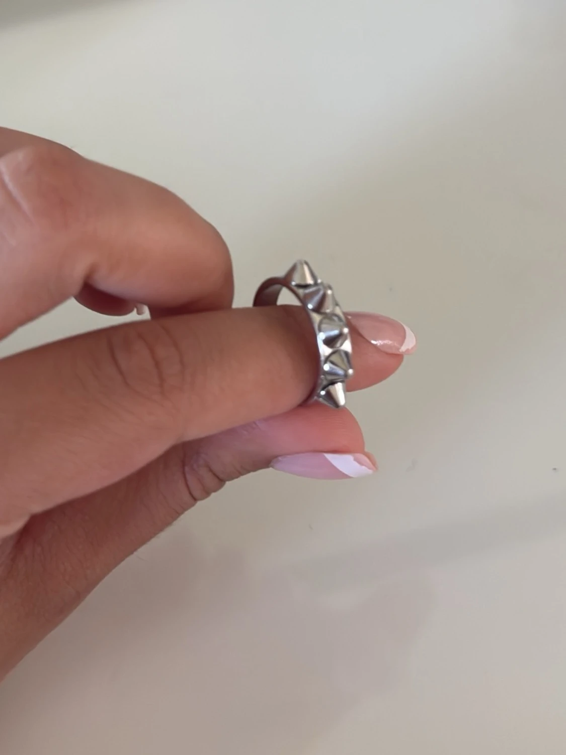 Silvrig ring med nitar