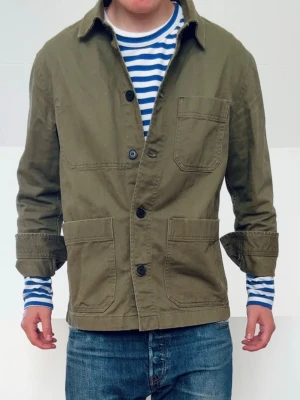 Olivgrön Overshirt - Olivgrön Overshirt i strl M men sitter som en S! Bra skick utan nåra defekter och hör gärna av er vid frågor elr funderingar!!