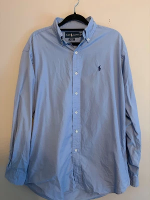 Ralph Lauren skjorta  - Superfint skick och en perfekt sommar skjorta eller en skjorta för finare tillfällen. Tveka ej på att ställa frågor. Modell 182