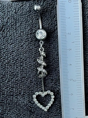 NY oanvänd Navelpiercing med långt hänge | Kirurgiskt stål | Hjärta och vita stenar  - 💕30% Bundle-rabatt vid köp av minst 2 artiklar. ⭐️NY oanvänd piercing i kirurgiskt stål; rostfritt och säkert för läkta piercingar.                               📏MÅTT ⭕️Stavens längd: 10mm ⭕️Stavens tjocklek: 1,6mm ⭕️Smyckets totala längd: 70mm                                                                         🤍Färger: Silver och vit                                                            💌Skickas spårbart via Plick SafePay.