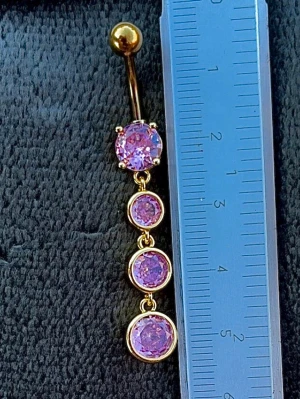 NY oanvänd Navelpiercing med hänge | Kirurgiskt stål | Rosa stenar  - 💕30% Bundle-rabatt vid köp av minst 2 artiklar. ⭐️NY oanvänd piercing i kirurgiskt stål; rostfritt och säkert för läkta piercingar.                               📏MÅTT ⭕️Stavens längd: 10mm ⭕️Stavens tjocklek: 1,6mm ⭕️Smyckets totala längd: 50mm                                                                         🤍Färger: Guld och rosa                                                            💌Skickas spårbart via Plick SafePay.