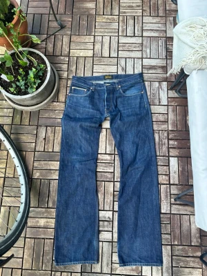 Mörkblå bootcut/straight selvedge jeans från WESC - Fina japanska selvedge jeans från WESC, lite uppsydda i midjan, men enkelt att fixa om man kan sy. Passar som 30/31 om man annars inte vill ha lågmidjad passform. Se mått i sista bild! Skriv gärna vid frågor!