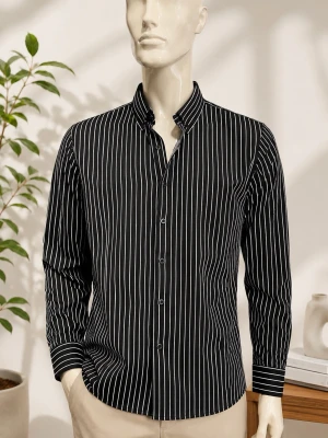 Svart- Vit randig Skjorta - Storlek: L, Material: 3 % Elastane & 97 % Polyester, utmärkt skick!