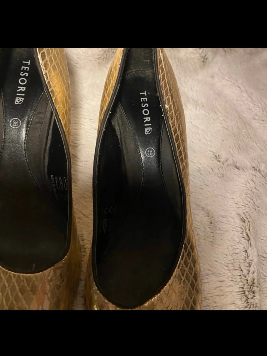 Guldiga peep toe-pumps med ormmönster  - 4
