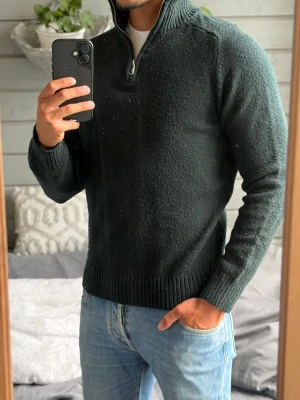 Stickad halvzip tröja - Säljer denna stiliga mörkgröna stickade halfzip tröjan med hög krage från H&M i storlek S. Passar dig mellan 170-180cm. Tröjan har inga defekter alls! Bara att skriva vid funderingar!🌟