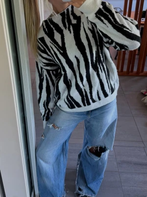 stickad tröja🦓 - säljer stickad tröja i zebra mönster, strl s/m! aldrig använt den