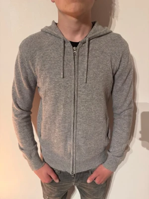 Sayless Kashmir Zip Hoodie - | Skick: 10/10 | Färg: Grå | Modell: 174cm 58kg | Vad inkluderas: Enbart Hoodie