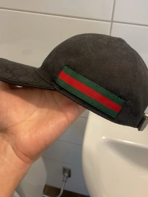 Äkta Gucci keps (S57cm) - JÄTE FIN SKICK MEN INGA SKADOR  priset sänks vis snabbaffär 