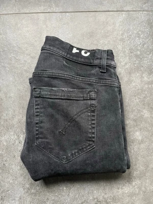 Dondup George jeans  - Tjena, säljer nu dessa riktigt snygga och populära dondup George jeansen, de är i bra skick utan några större skador, storlek 31, modellen på bilden är 180 cm och väger 65 kg, hör av er vid frågor och funderingar🙌🤝 