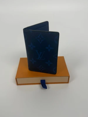 Louis Vuitton pocket Organisatior plånbok  - Super fin i skicket som ny, pris 2590kr kommer med box och dustbag. | fler artiklar besök vår hemsida, Fashionels.com