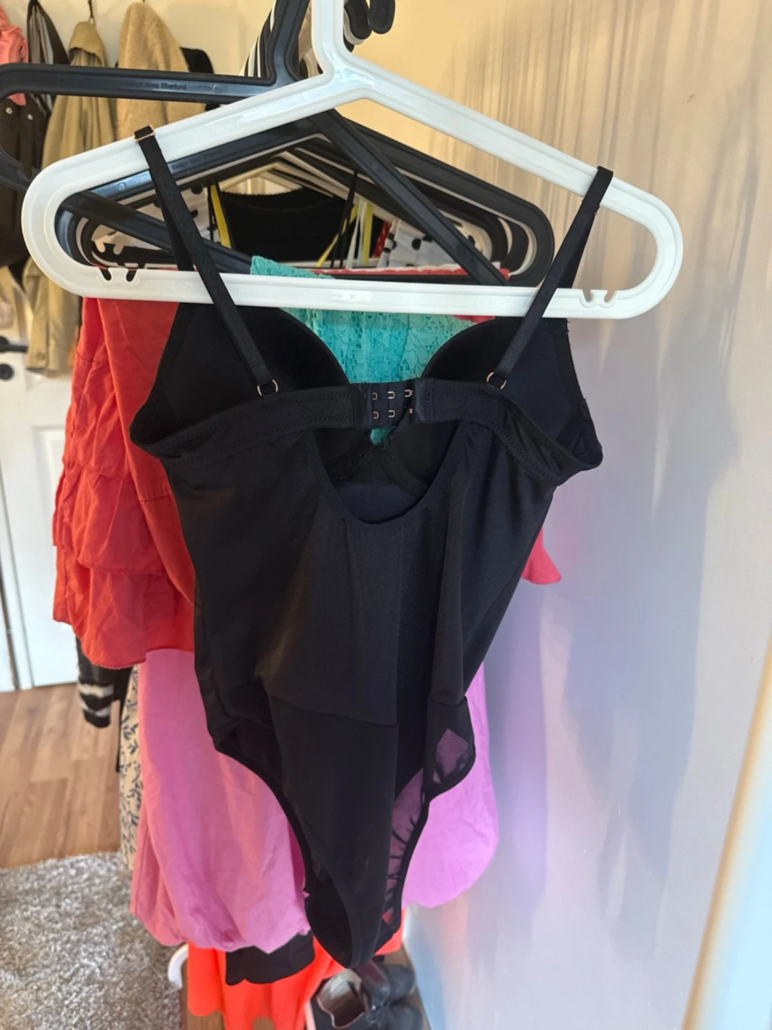 Svart body med bygel och tunna band - 2