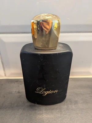Legion av fragrance world - Inspirerad av Oajan from PDM, ingen box använd några få tal ggr otroligt och och krydd parfym för hösten ! Top notes: Cinnamon, Honey, Osmanthus Heart notes: Benzoin, Ambergris, Labdanum, Artemisia Base notes: Tonka bean, Vanilla, Patchouli, Musk