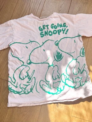 Ljus rosa Snoopy T-shirt  - Ljus rosa Snoopy T-shirt i barnstorlek 146/152