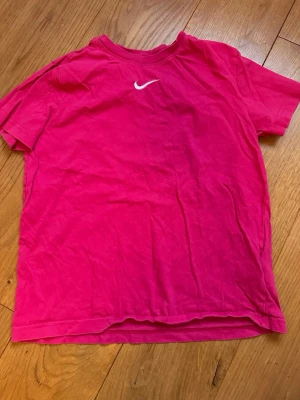 Rosa Nike T-shirt  - Rosa Nike T-shirt i barnstorlek 146-156