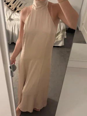 Beige långklänning med halterneck - Satin klänning från Zara , storlek S.