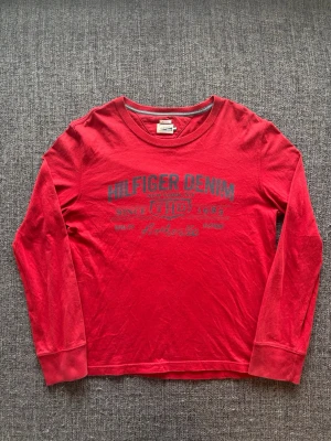 Hilfiger denim ~ vintage  - Sjukt eftertraktad Hilfiger Denim longsleeve ~ 2000’s modell som inte längre produceras | st S/true size | Rekomenderad längd mellan 170–180cm | färg röd | OBS kan gå ner lite i pris vid snabb affär! 🏄