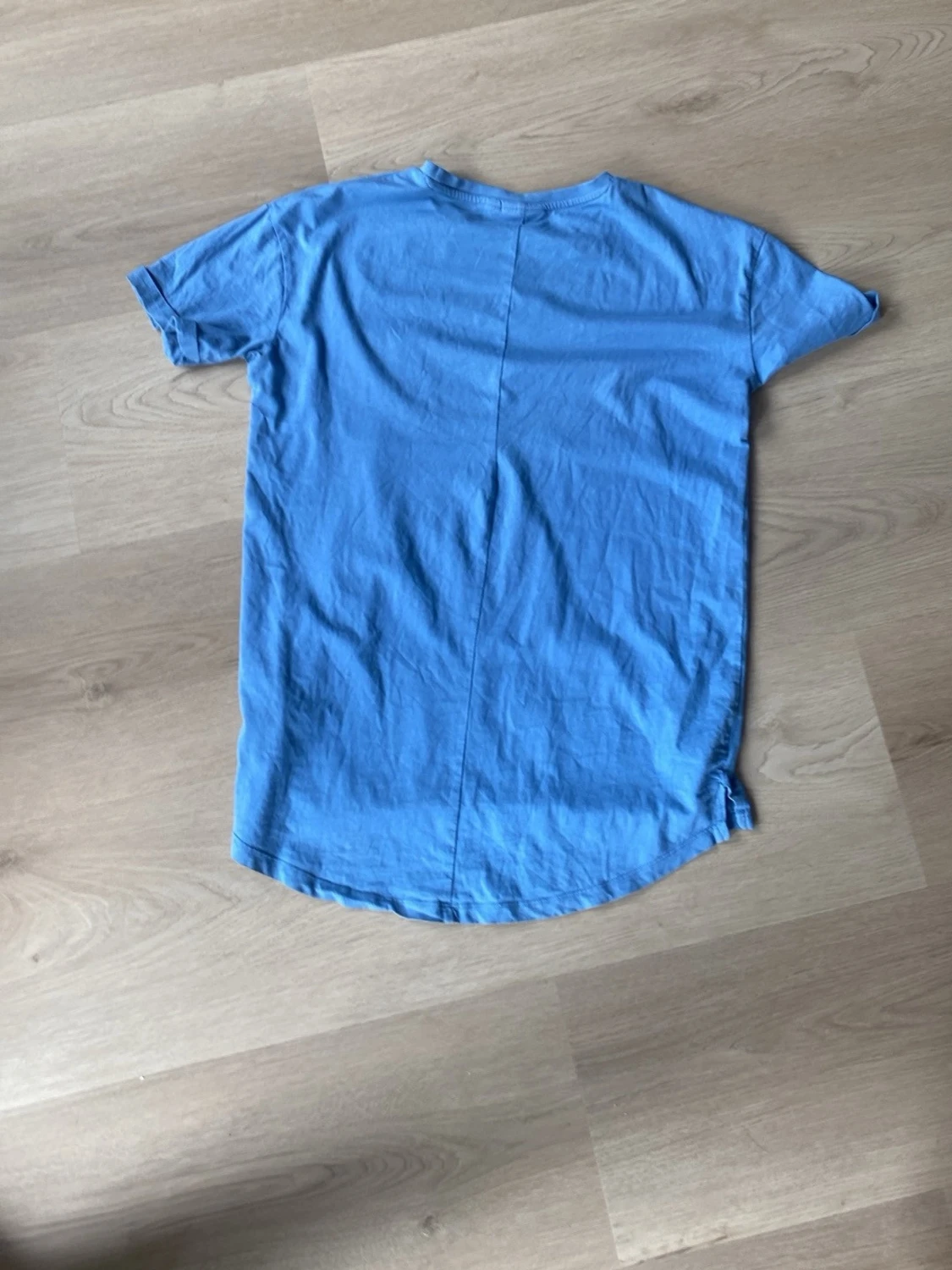 Blå t-shirt med bröstficka
