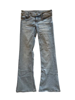 ljusblå bootcut jeans - Säljer dessa från cheap monday då de inte kommer till användning   📐Mått:   Midja: 37cm Innerbenslängd: 73cm  DM vid funderingar och frågor 🌸  Pris går att diskutera