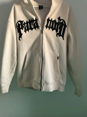 Vit zip hoodie från Black Squad - Vit hoodie med dragkedja från Black Squad. Priset är inte fast😁