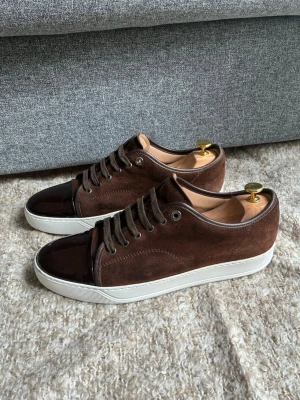 Lanvin skor  - Säljer dessa Lanvin skor. Storlek 9 vilket motsvarar 43. Garanterad äkthet. Box & dustbag medföljer vid köp. Hör av dig vid eventuella frågor!