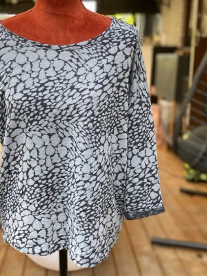 Gråmönstrad långärmad tröja L - Längd: 64 cm Bystvidd: 57 cm 60% polyester 40% bomull  Inga bilder på mig! Katter finns i hemmet! 