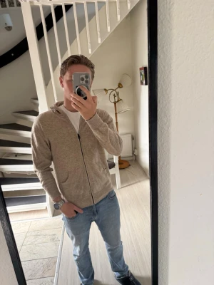 Cashmere ziphoodie - Säljer nu den här nya cashmere hoodien. Den är köpt i Italien därmed ingen speciellt märke. Köpte den för 1200kr och har knappt använd den något då den är för liten för mig. Tröjan är väldigt tunn och riktigt perfekt till sommaren nu, men också till vintern👍🏻pris är ej hugget i sten