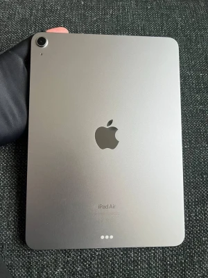 Apple iPad Air rymdgrå surfplatta - iPad Air 2025 (128 GB, Wi-Fi) – mycket fint skick  Säljer min iPad Air från 2025, Wi-Fi-version med 128 GB lagring. Skicket är mycket bra – inga repor eller sprickor (se bilder).  Batterihälsa: 93 % (bild finns) Fungerar perfekt, snabb och utan problem  Perfekt för studier, arbete eller underhållning.