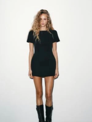 Svart kort klänning från Zara - Snygg svart kort klänning med puffärmar och figurnära passform. Klänningen har rund halsringning och är tillverkad i ett slätt material som ger en stilren look. Perfekt för dig som gillar minimalistisk och trendig stil.