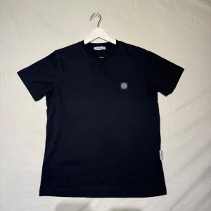 Stone Island T-shirt - Stone Island T-shirt i ny skick inga defekter. Perfekt för sommaren och Loggan inuti skannar och den kommer i påsen jag fick den med. Säljer då den inte passar mig. OBS: storlek S men passar som M/L.